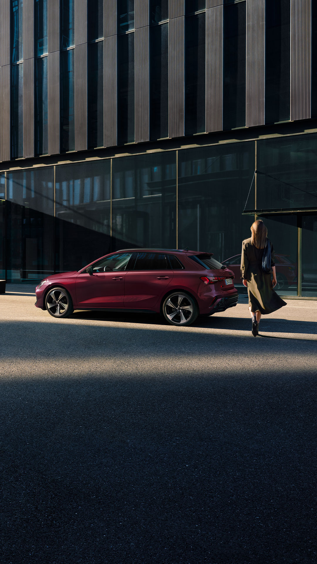 Foto de un Audi A3 Sportback con pintura Audi exclusive rojo Shiraz metalizado. 