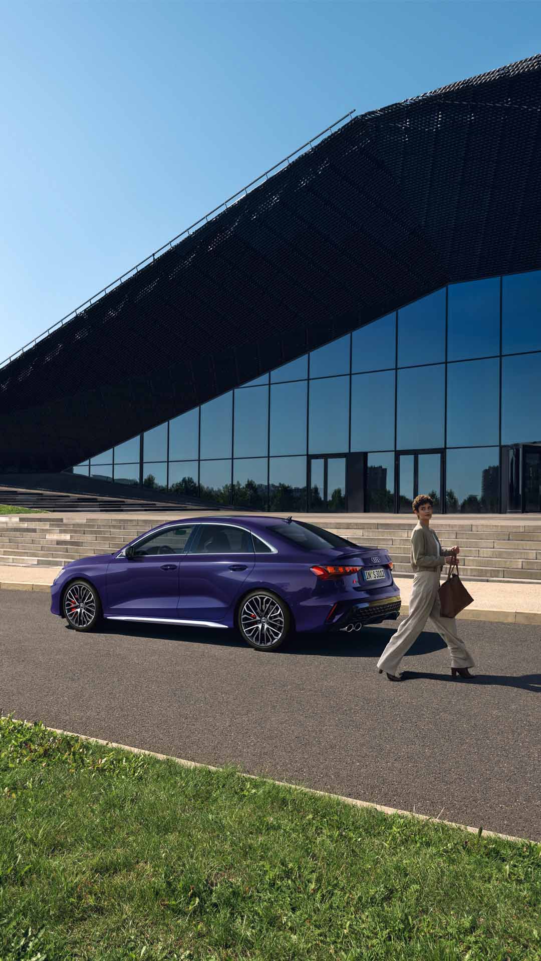 Foto de un Audi S3 Sedan con pintura Audi exclusive Gris Daytona mate con efecto Polar. 