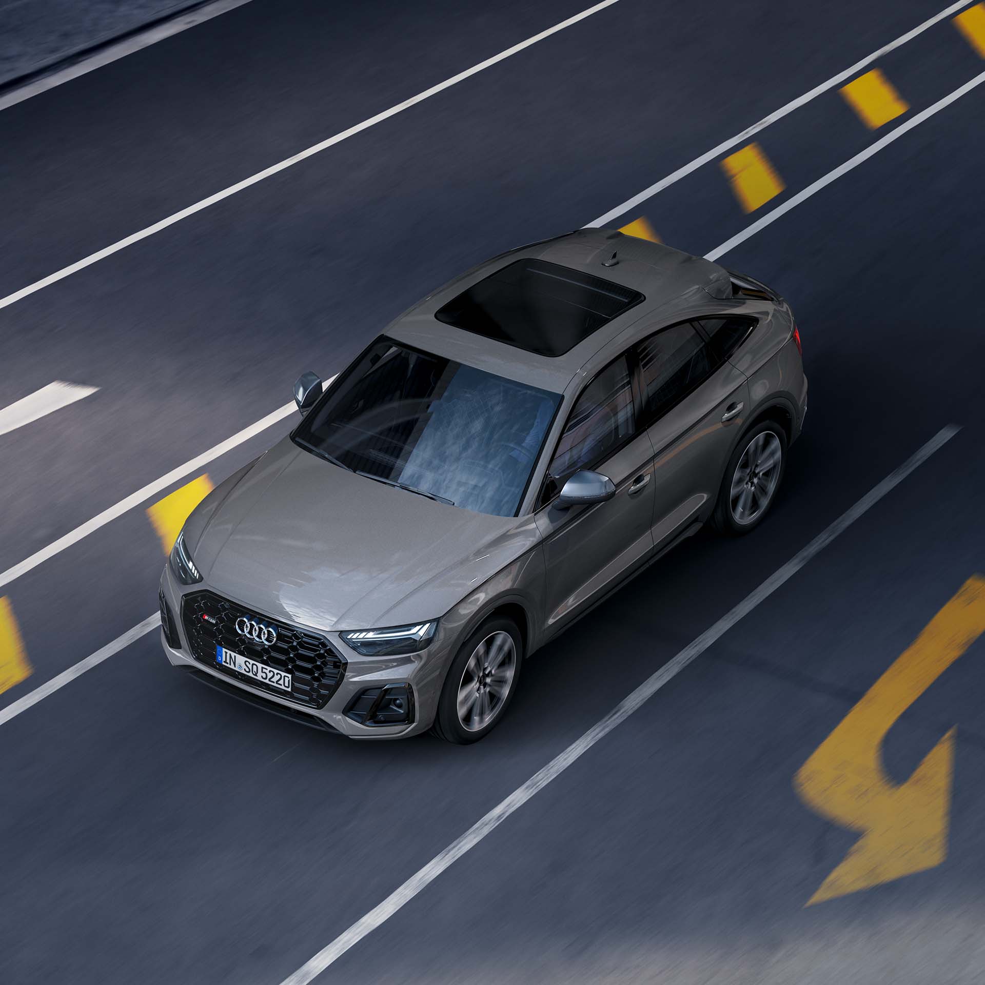 Foto del techo panorámico de cristal de un Audi SQ5 Sportback. 
