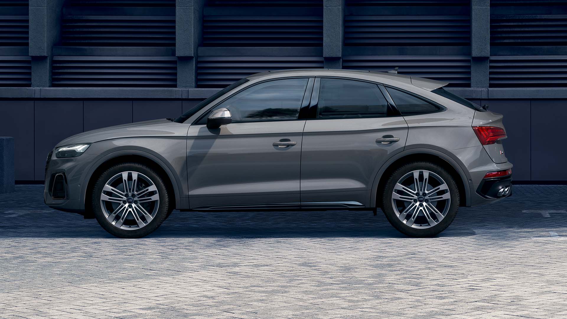 Foto de la parte lateral de un Audi SQ5 Sportback. 
