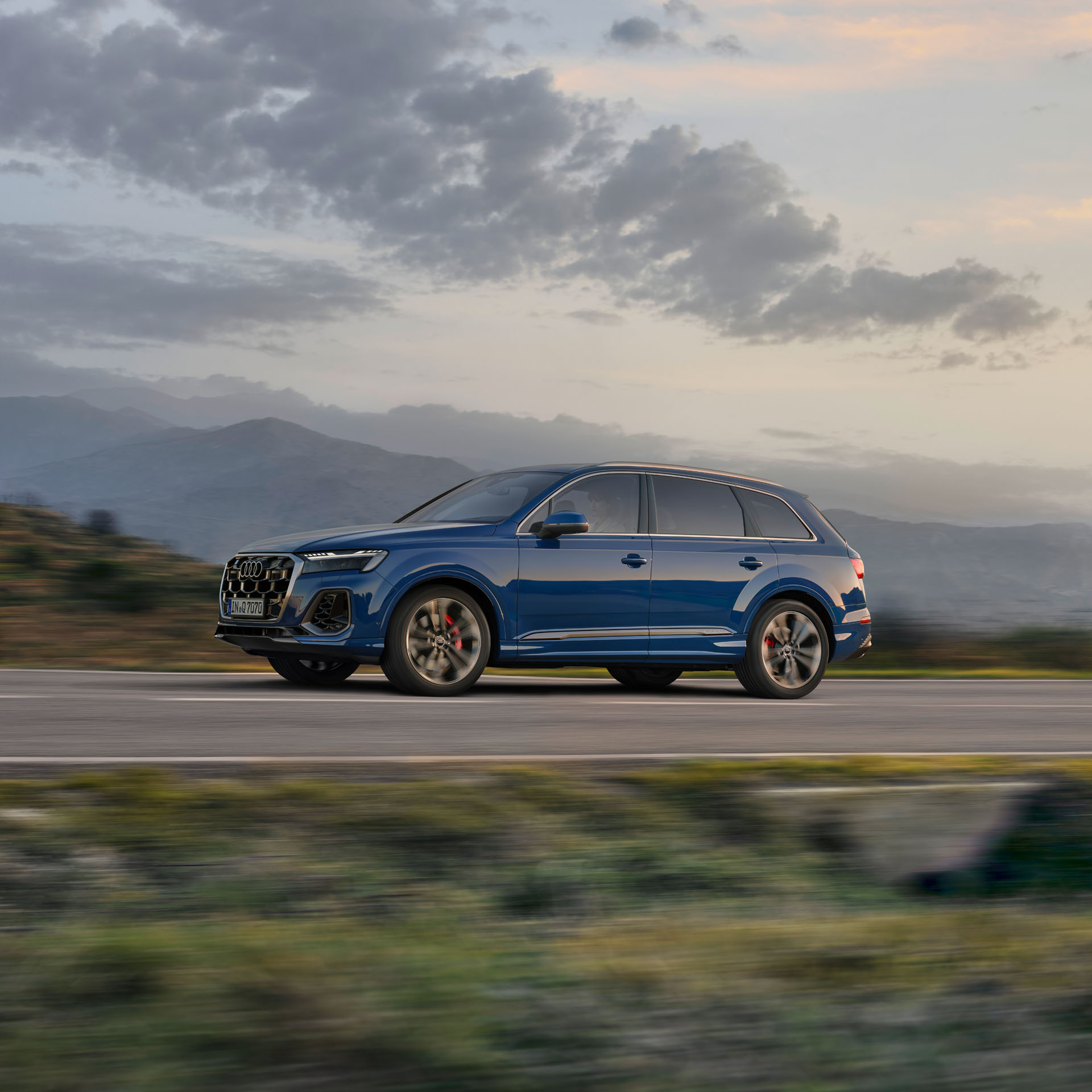 Foto del lateral del Audi Q7 SUV. 