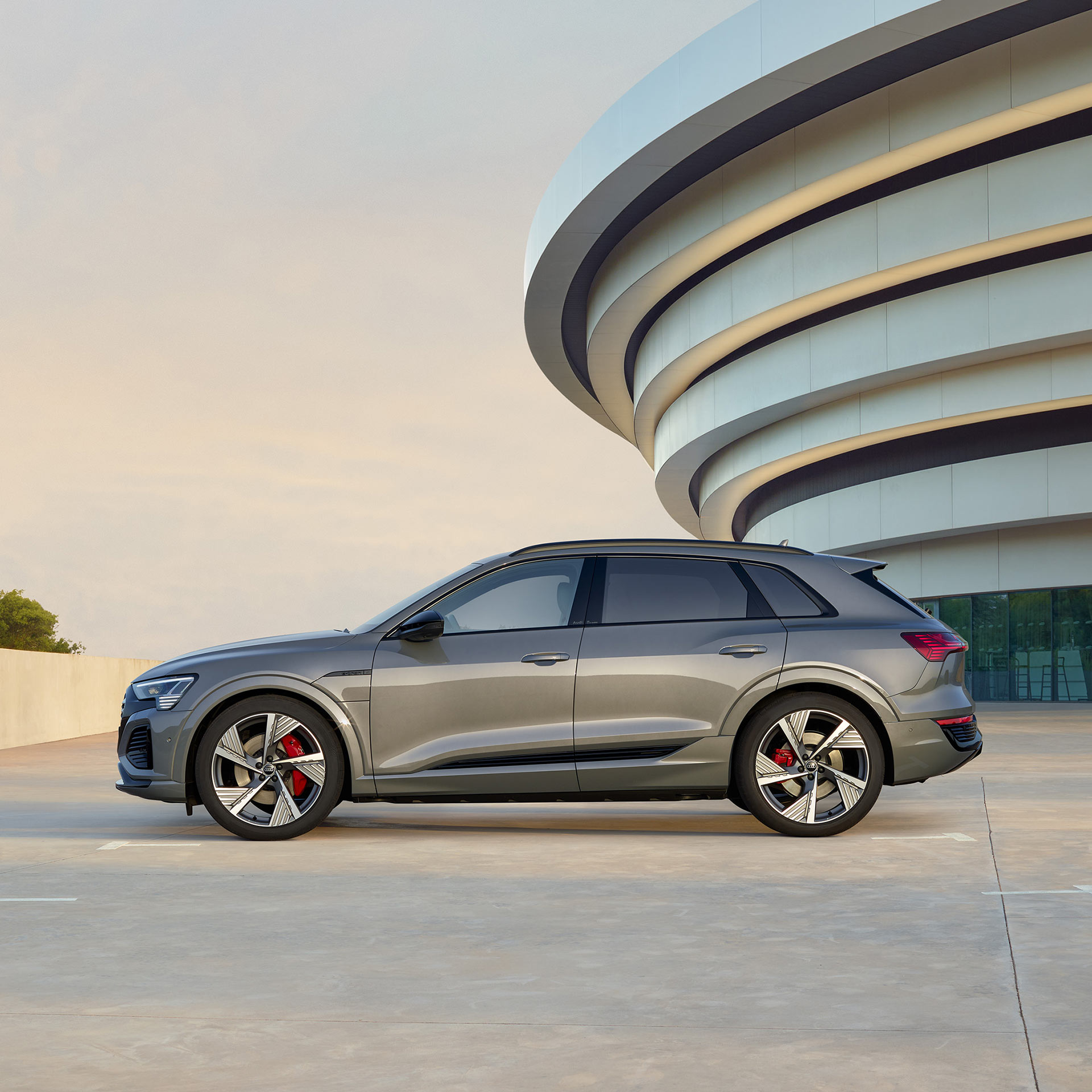 Side view Audi Q8 e-tron