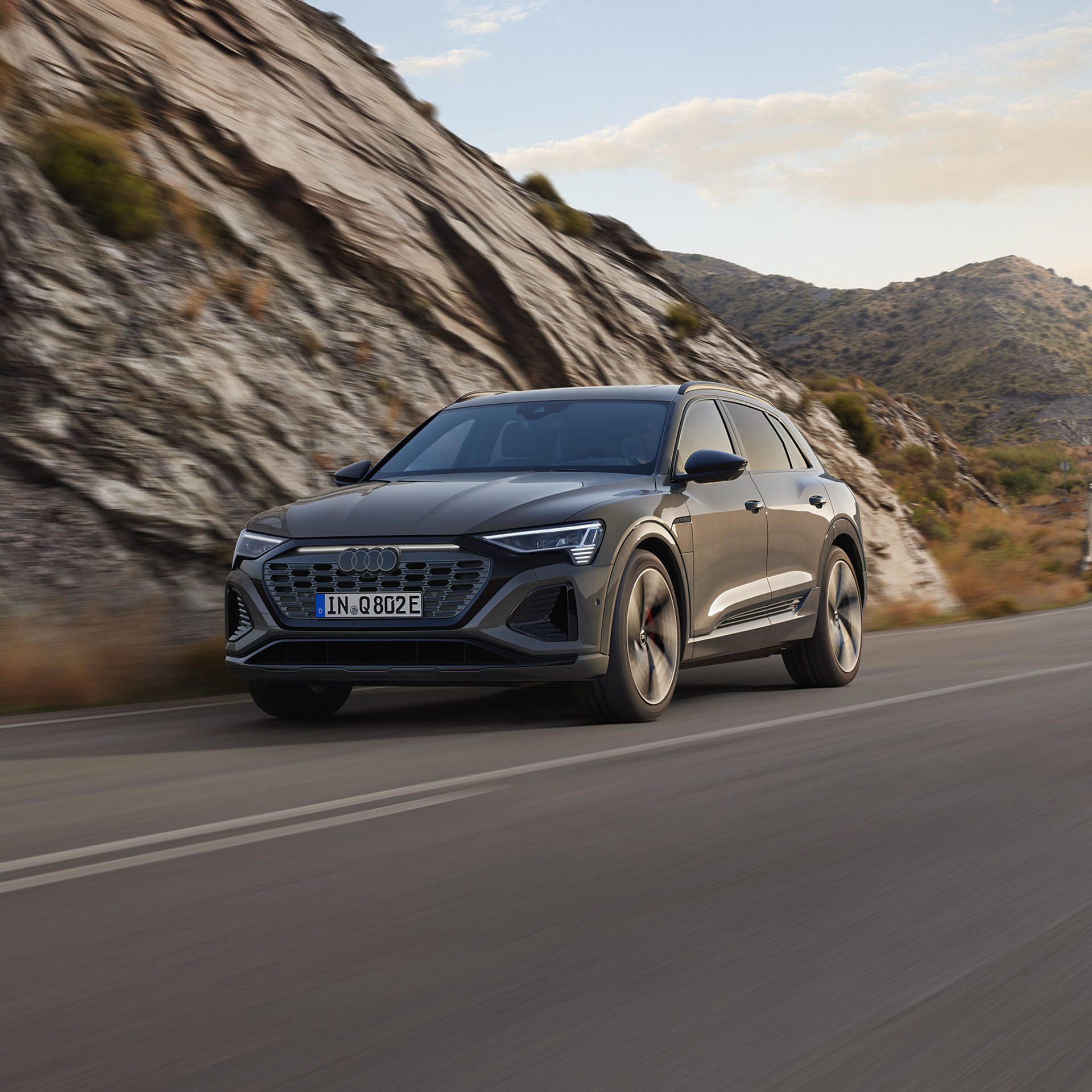 Dynamic front view Audi Q8 e-tron