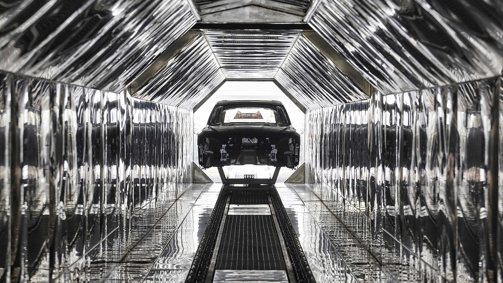 People playing virtual games with Holoride in the rear of the Audi Q8 e-tron