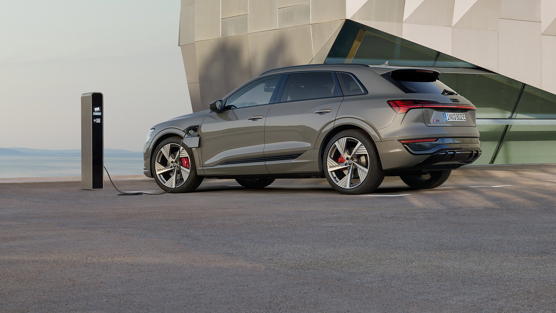 Side view Audi Q8 e-tron