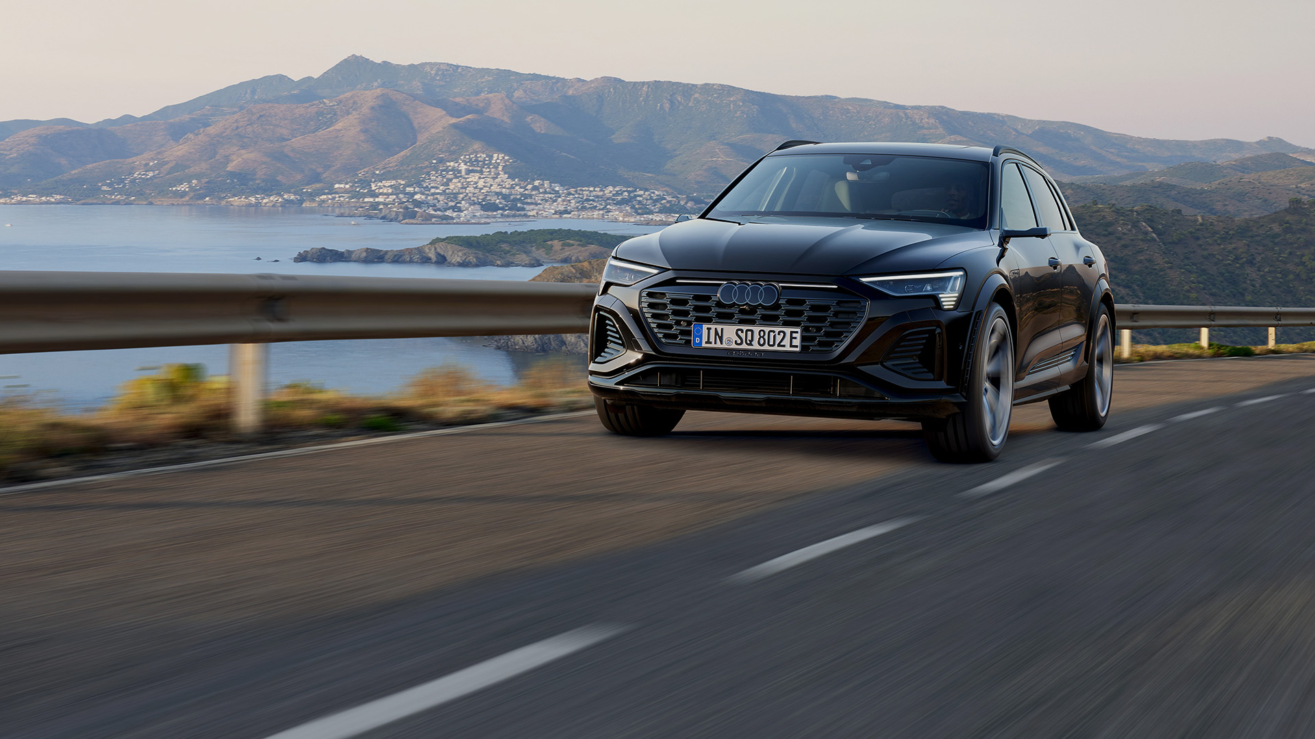 Side view Audi SQ8 e-tron