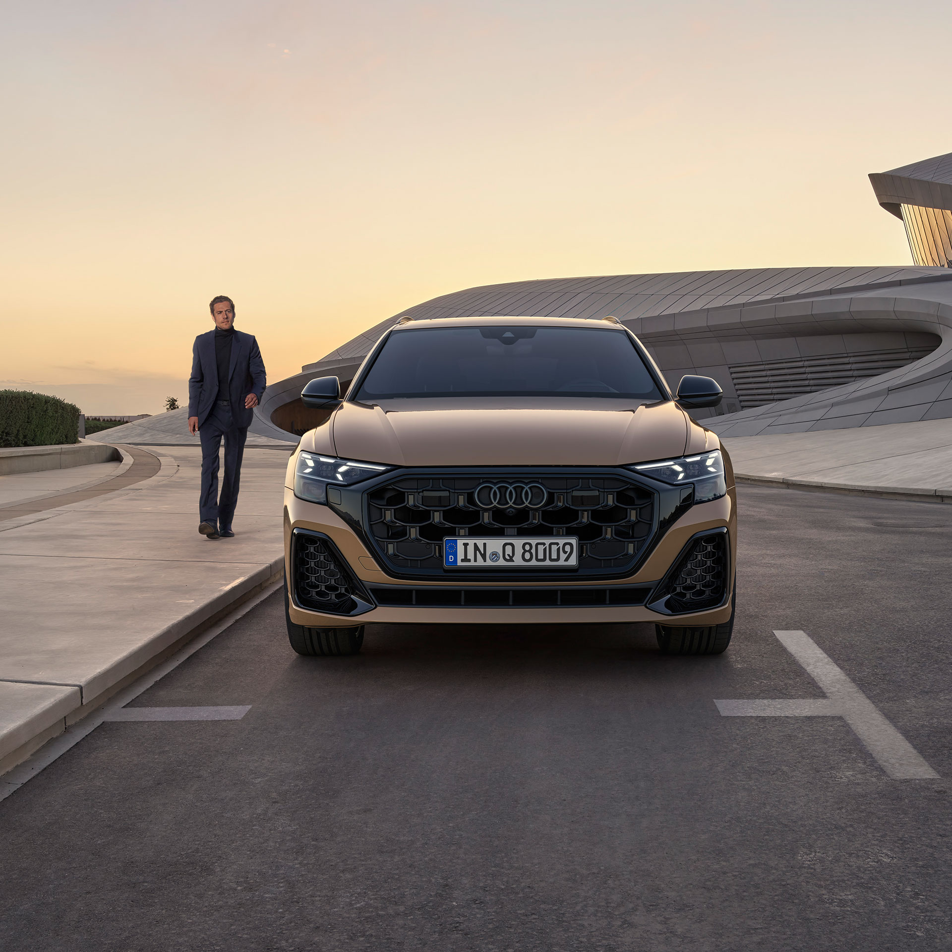 Foto del frontal de un Audi Q8 SUV. 