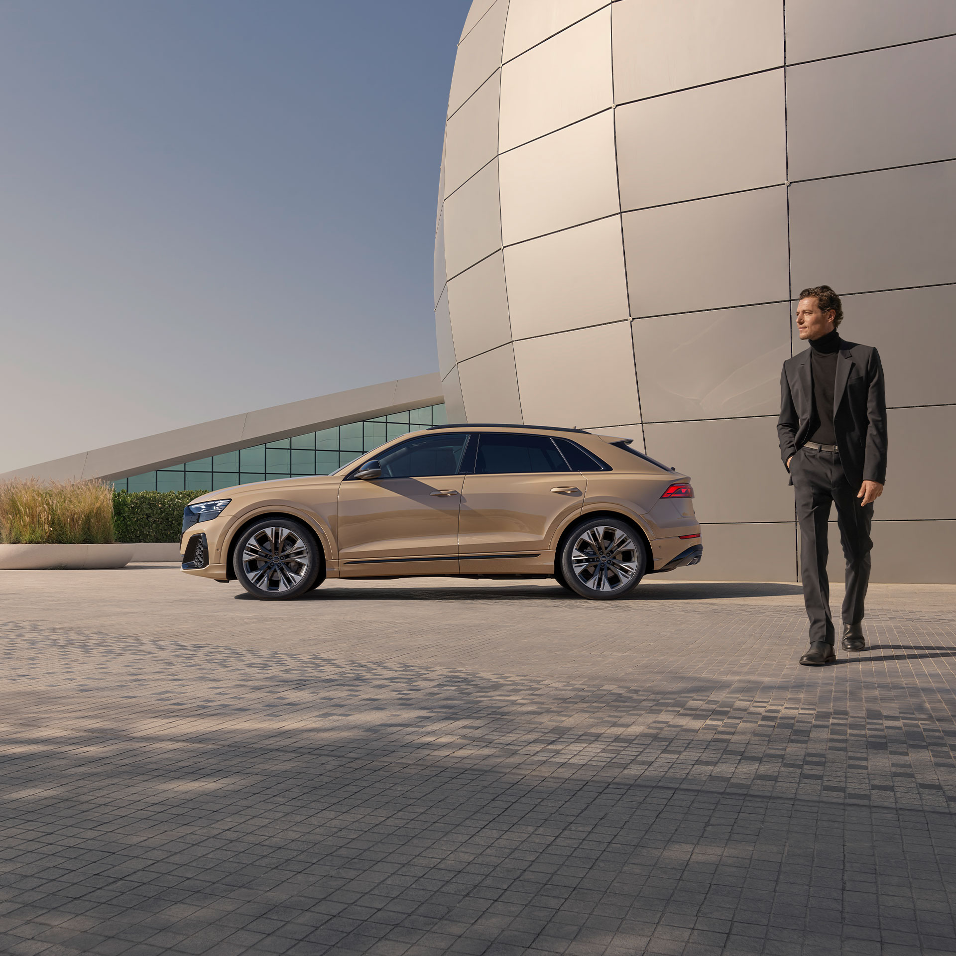 Foto del lateral de un Audi Q8 SUV, un SUV premium deportivo. 