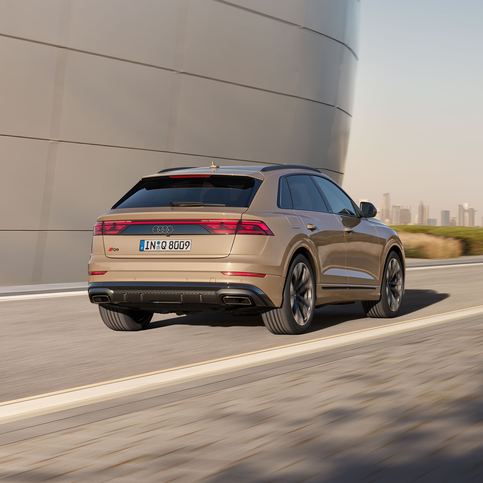 Foto frontal de un Audi Q8 SUV. 