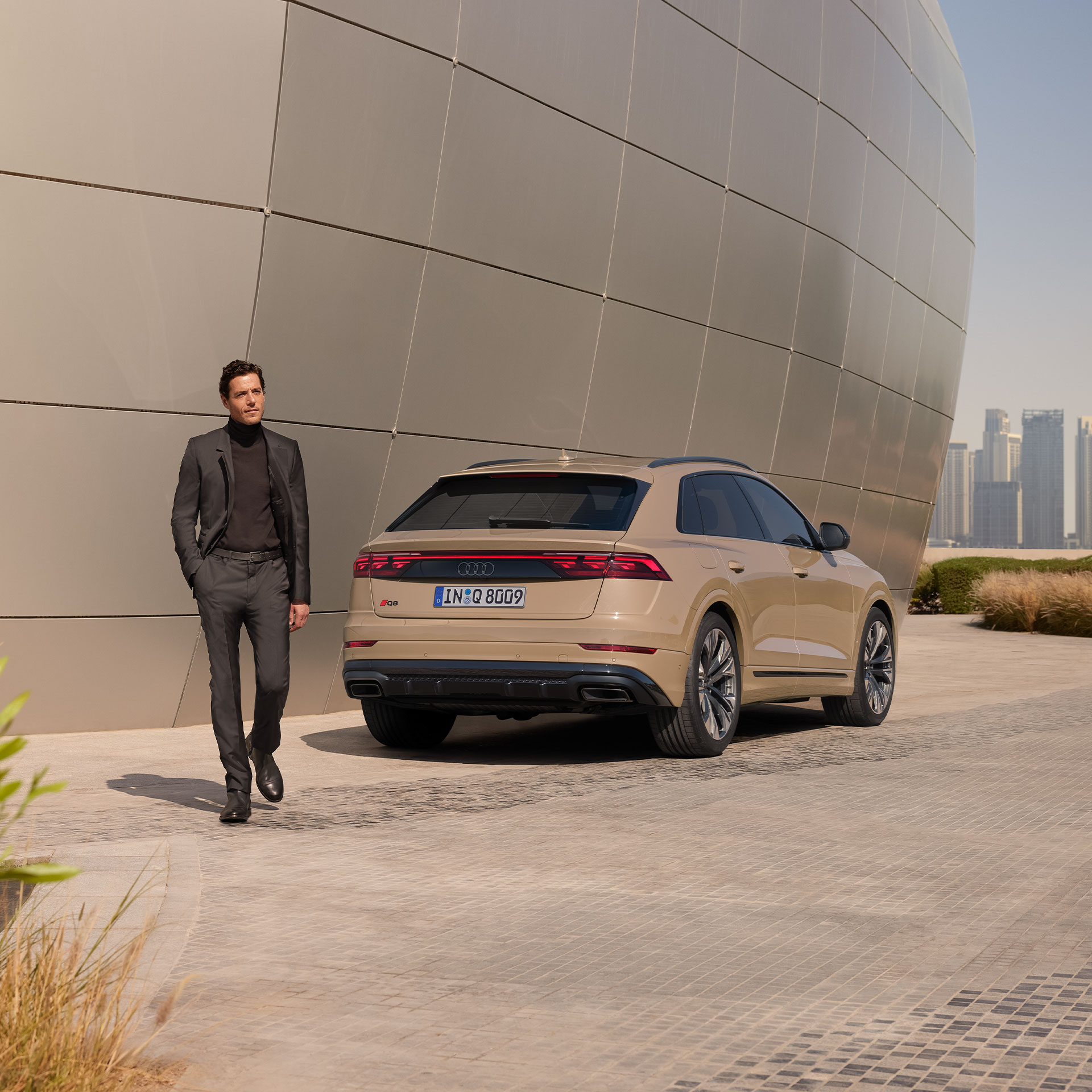 Foto de la parte lateral trasera de un Audi Q8 SUV. 